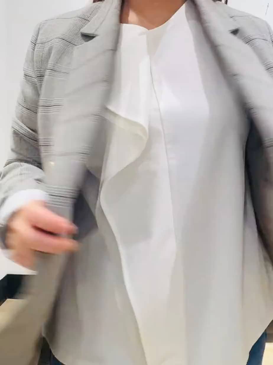 https://staff-start.contents.liveact-vault.com/6wyjjhvm-93e2940aecdff36e63a101a69f4f3c48/thumbnail.jpg