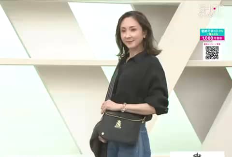 エーディーエムジェイ 牛革シュリンク型押し クロスボディバッグ