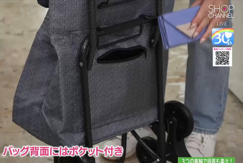 片側3輪タイヤが 段差や階段の移動を 楽々に！ 段差らくらくキャリー
