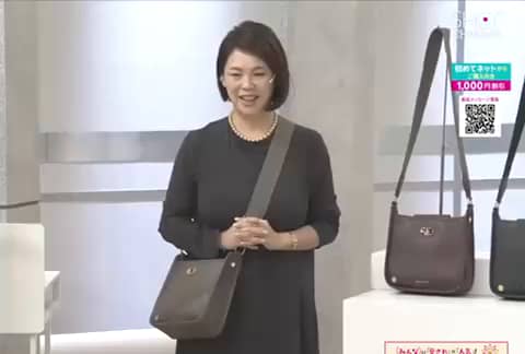 美品！エーディーエムジェイ 牛革シュリンクターンロック クロスボディ　ブラック 美品！エーディーエムジェイ 牛革シュリンクターンロック クロスボディ