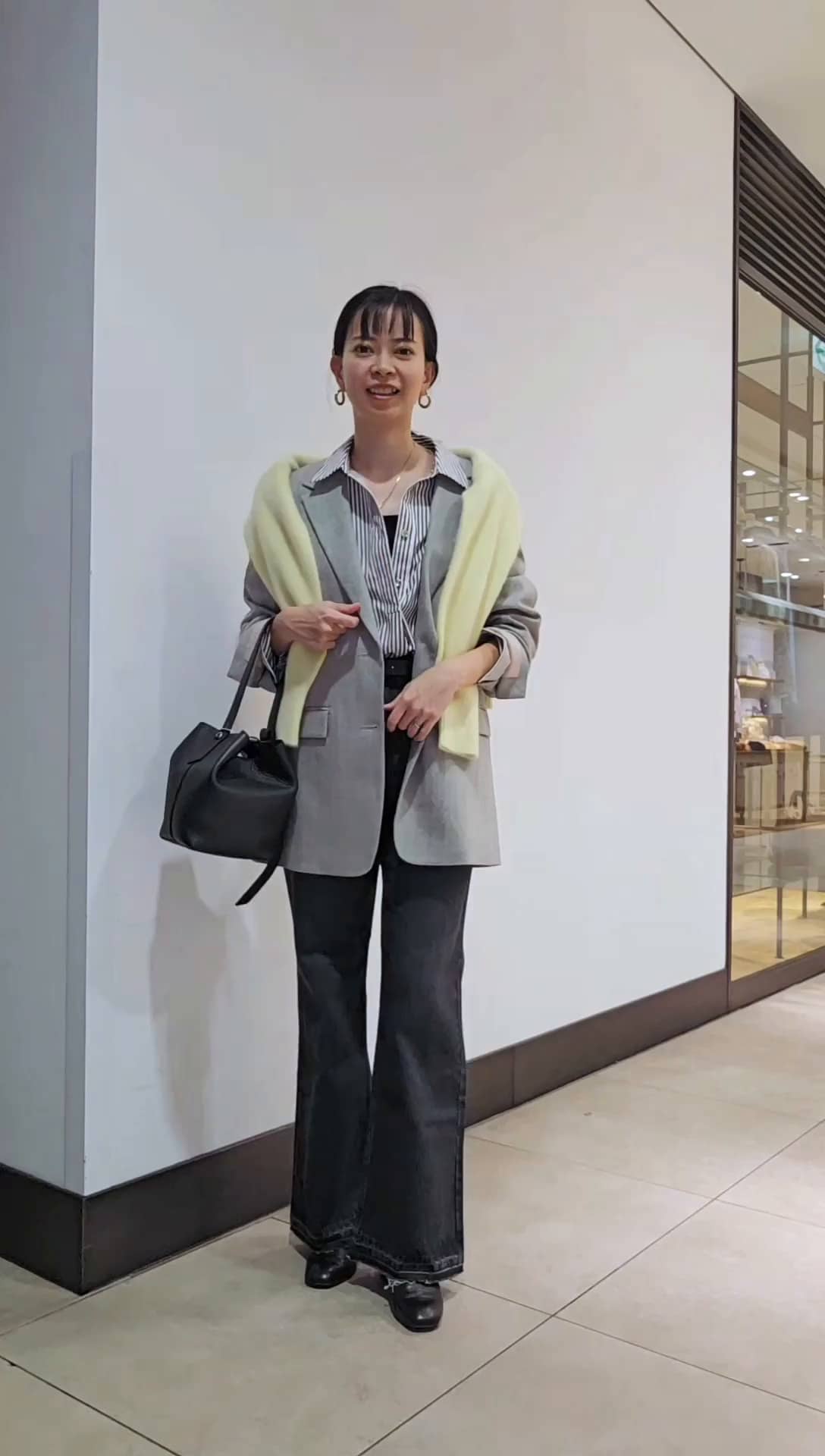 2025.10.17 ヘアリーニットを肩掛けハンサムコーデ🩶 サムネイル画像