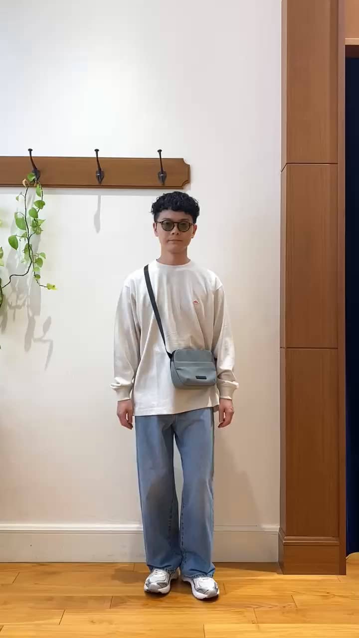 2025.08.21 ゆるめのサイズ感と薄手の生地が丁度いい定番のロンT。 袖はリブ仕様でスウェットのような着こなしができ、夏から秋へのスイッチアイテムにぴったり！ まずはショートパンツに合わせたり、ゆくゆくはインナー使いとしても◎ 一枚あって損のないコスパの良い一枚です。 サムネイル画像