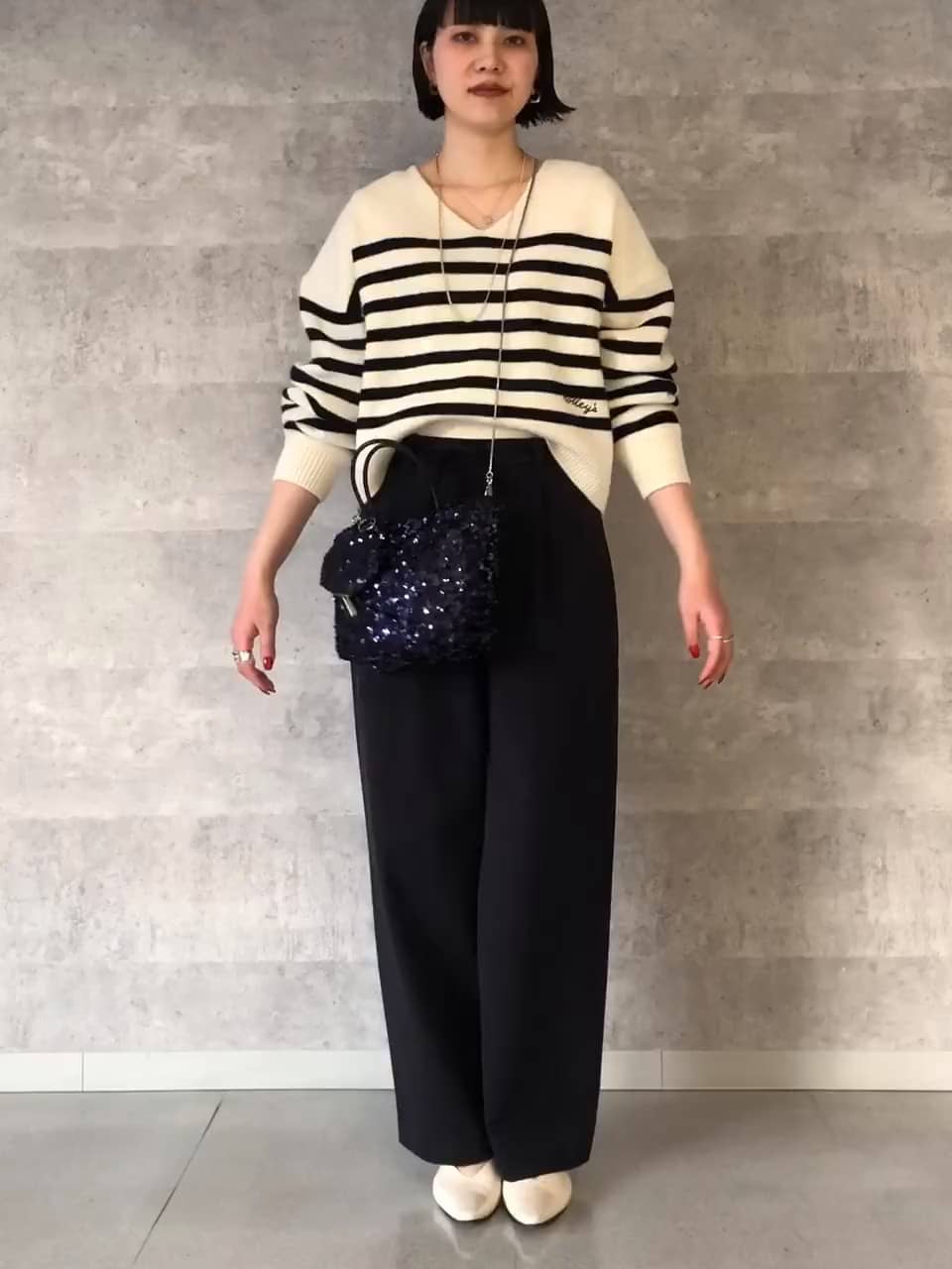 2024.12.22 ロゴ刺繍入りVネックプルオーバーニット サムネイル画像