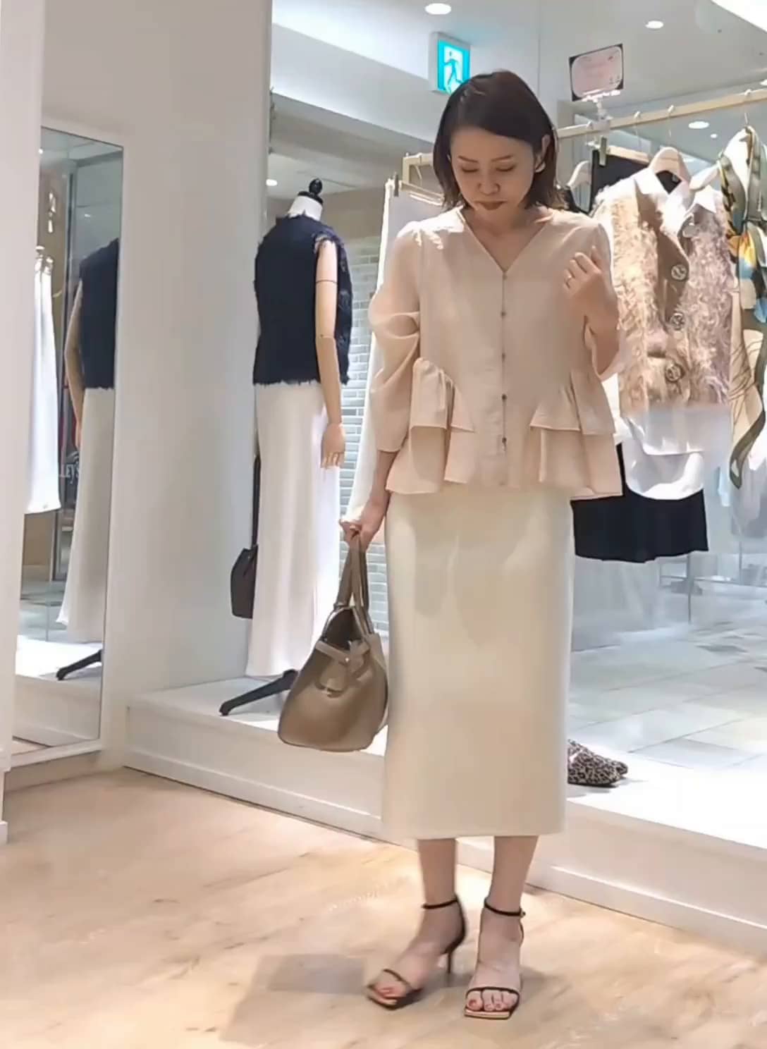 2025.09.20 フリルブラウス×タイトスカート サムネイル画像