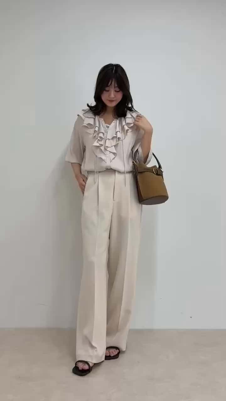 2025.08.18 フリルブラウス×ワイドスラックスで上品カジュアルコーデ サムネイル画像