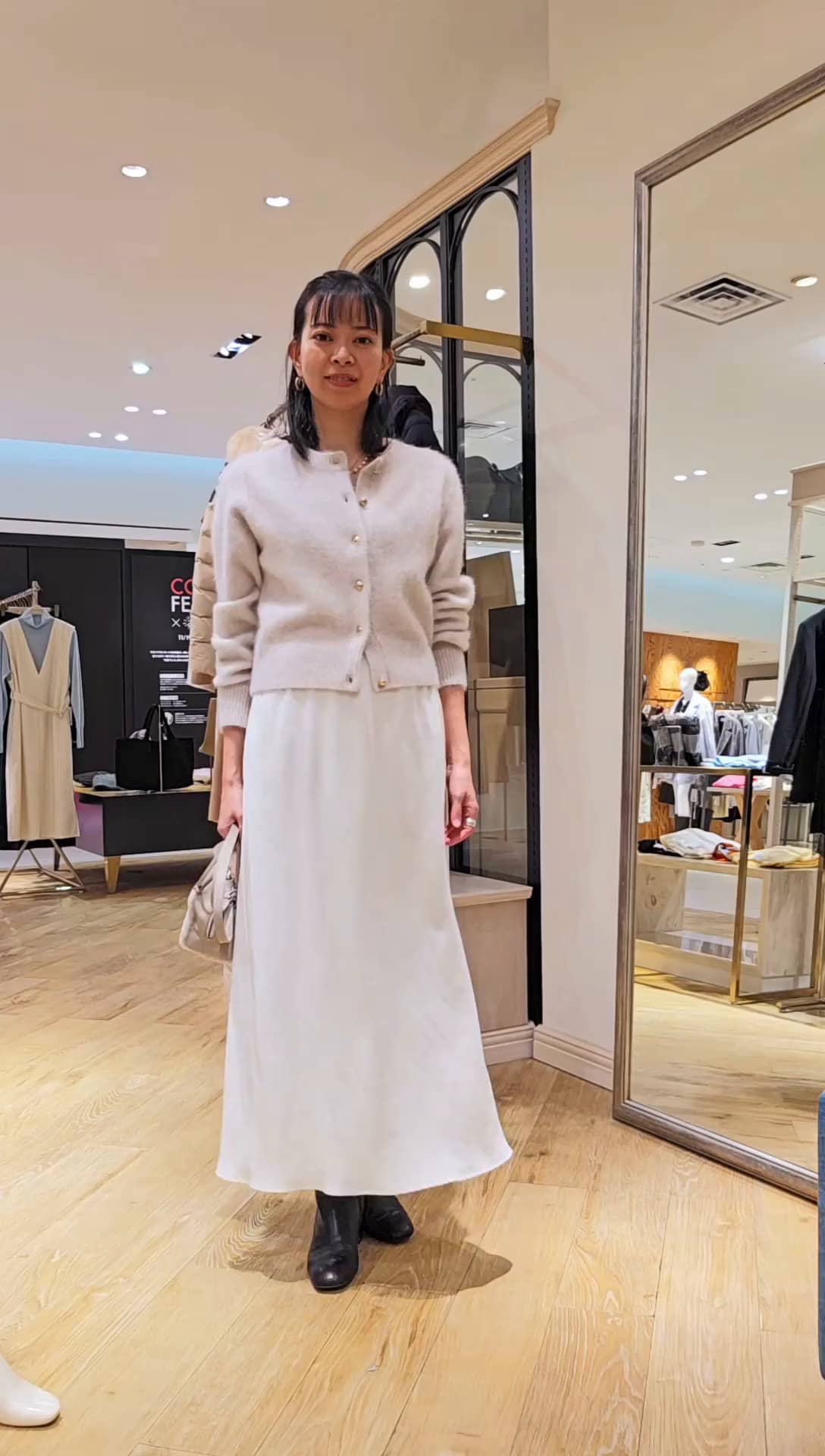 2025.12.02 へアリーメタル釦クルーネックカーディガン🤍 サムネイル画像