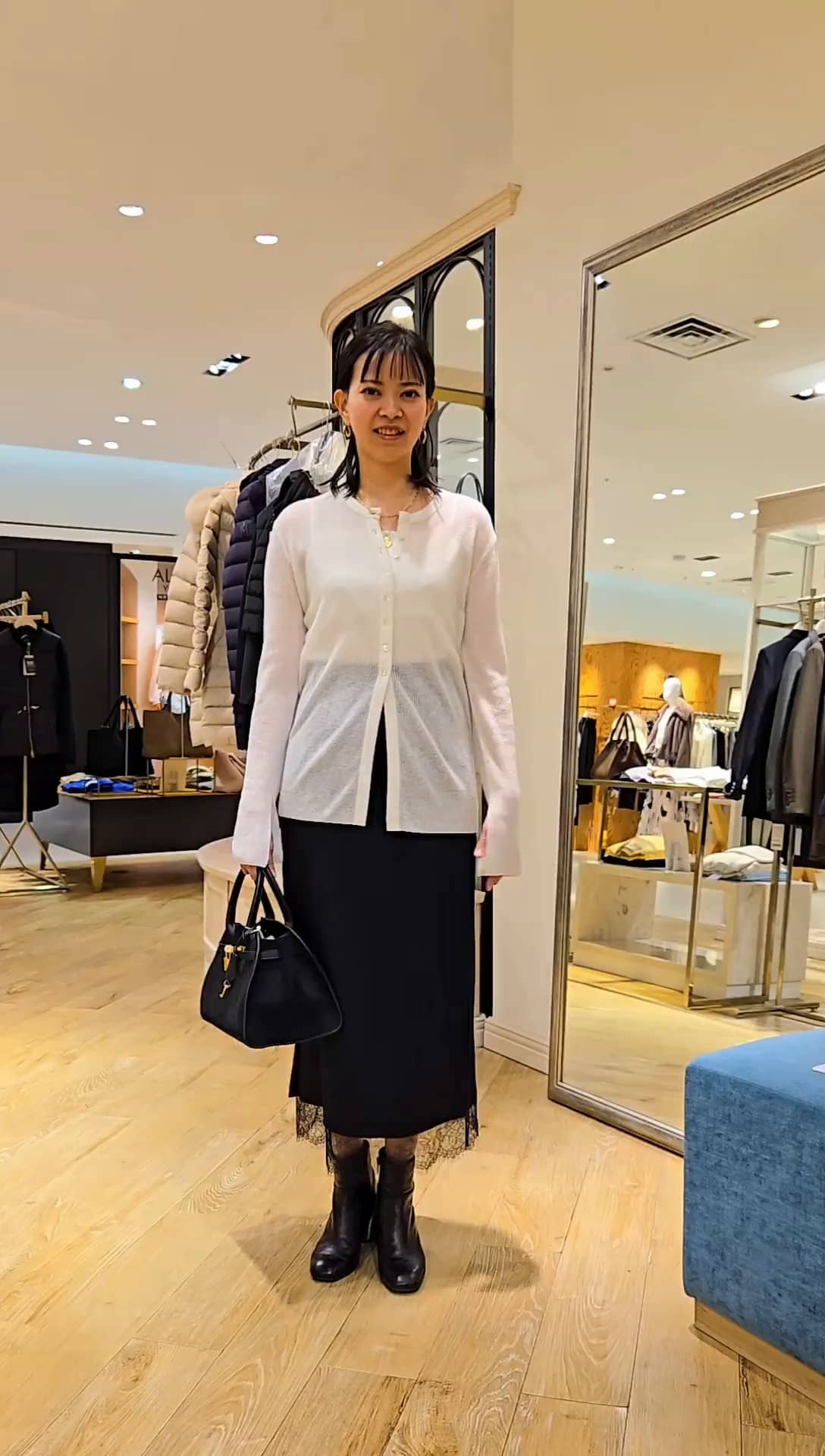 2025.11.11 レースがポイント🖤タイトスカート サムネイル画像